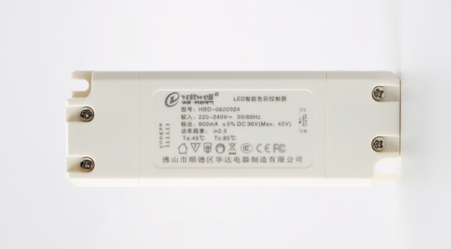 華輝照明LED辦公吊線燈,led面板燈,直發(fā)光面板燈，側(cè)發(fā)光面板燈,面板燈廠家擁有專業(yè)生產(chǎn)團(tuán)隊(duì)，從面板燈零配件到電源都自己生產(chǎn)，保證每個(gè)環(huán)節(jié)的品質(zhì)。